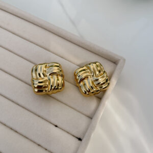 Arete dorado cuadrado