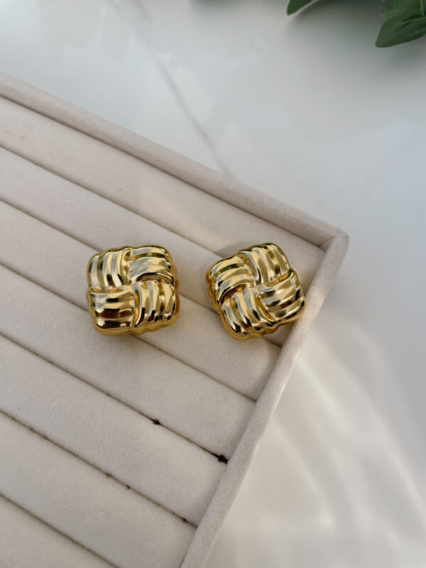 Arete dorado cuadrado