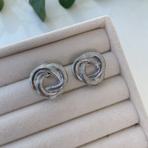 Arete nudo plateado